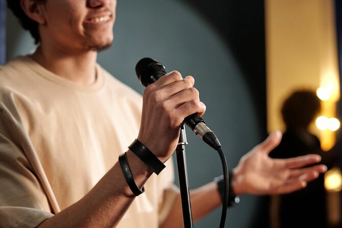 マイクを持つコメディアン