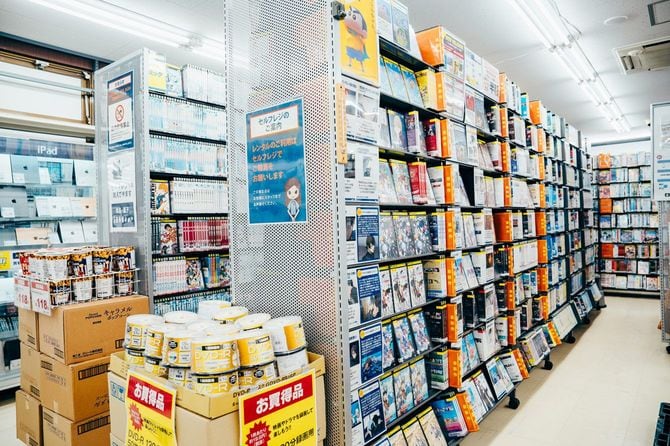 本社近くにあるゲオ大塚駅南口店。棚の手前には懐かしのCD-Rや、DVD鑑賞のお供にポップコーンも売られていた