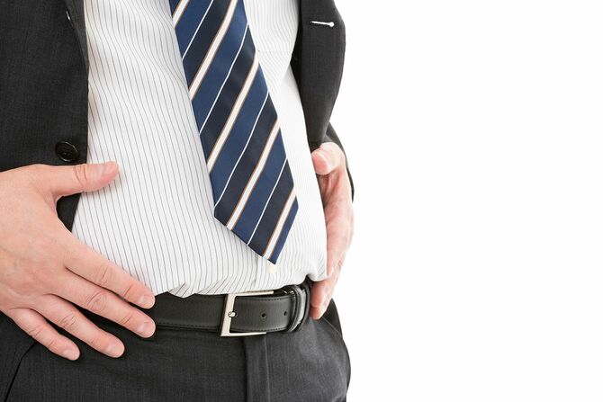 お腹の出た男性