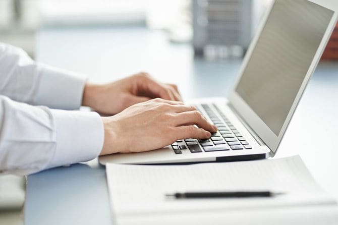 ノートパソコンを使用する人