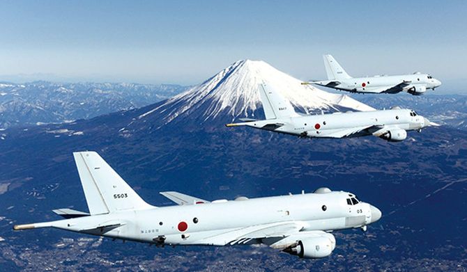 富士山の周辺を飛行するP-1哨戒機。撮影=2018年1月