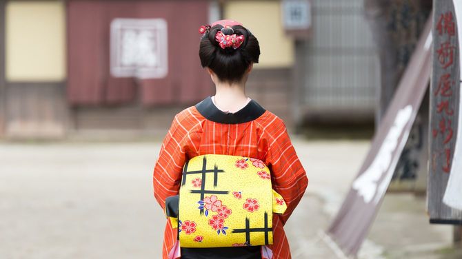 着物姿の女性の後ろ姿