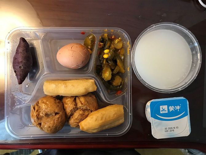 ある日の朝食。白いスープのようなものはお粥。中国のお粥が苦手な平田さんは朝食では食べられるものが少なかったそうだ。