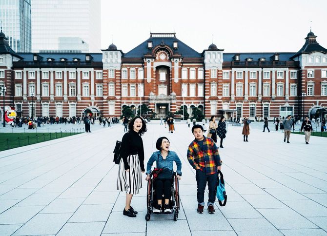 家族と東京駅周辺を散策する岸田奈美氏