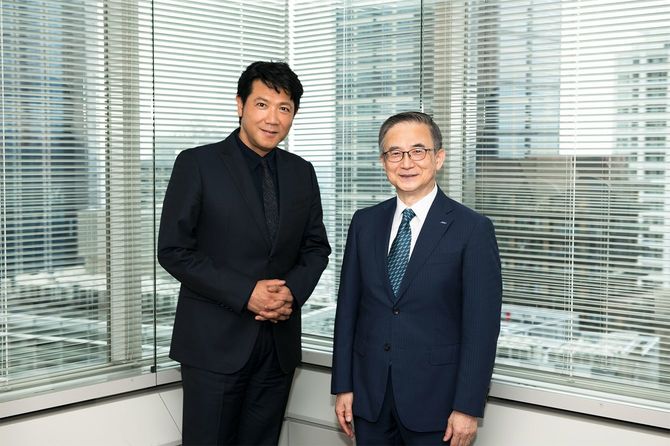 俳優の別所哲也(左)とイーオン社長の三宅義和氏(右)