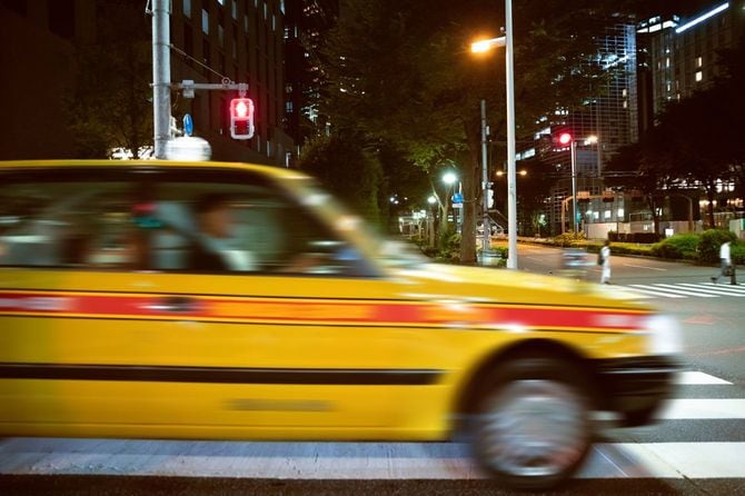 夜間に走行中のタクシー