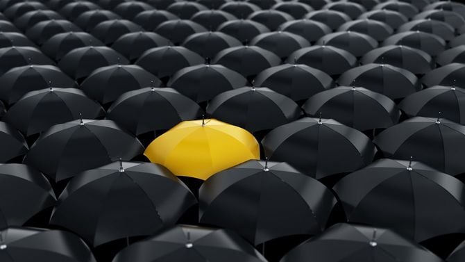 黒い傘の中に鮮やかな黄色の傘