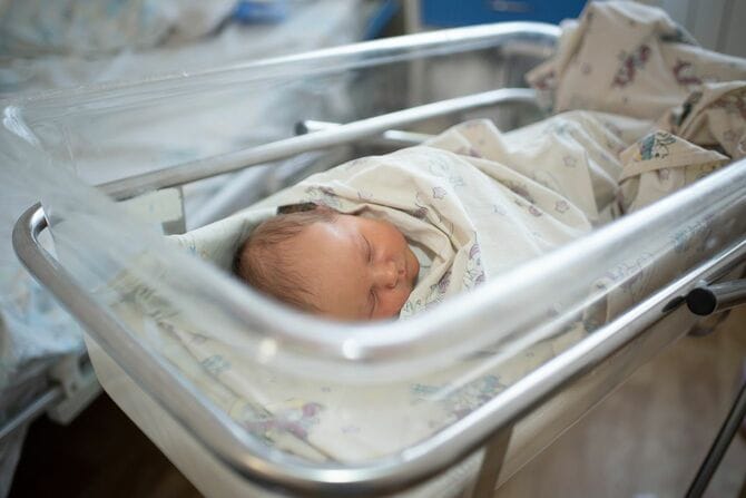 産科病院の部屋で眠る新生児