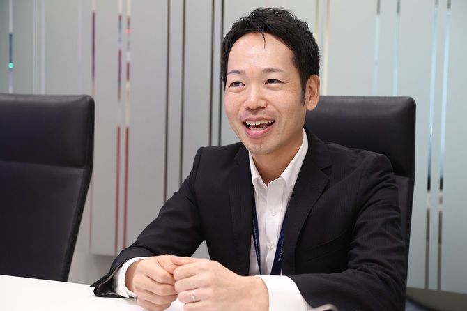 大出さんは2019年、シンガポールのWCSに異動。「結果の差は行動量の差」をモットーに、運用以外の仕事では移住のサポートや子供の学校探し、グルメ情報やゴルフの付き合いまで「尽くして尽くして尽くします」