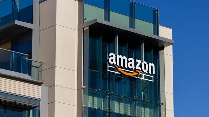 カリフォルニア州パロアルトのアマゾンオフィスに掲げられたアマゾンのロゴ