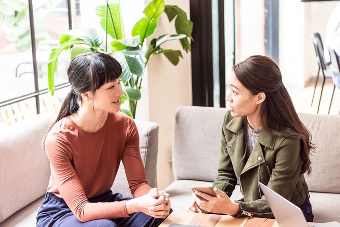 話をする2人の女性