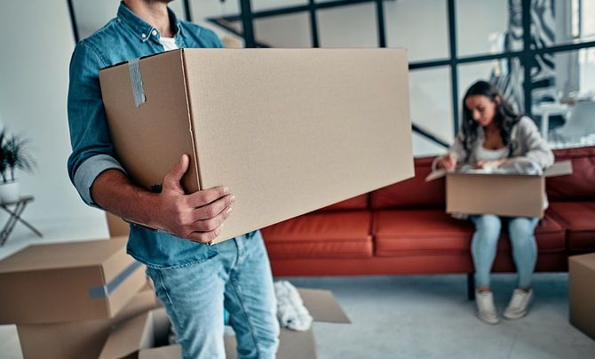 新しい家で引っ越すカップル