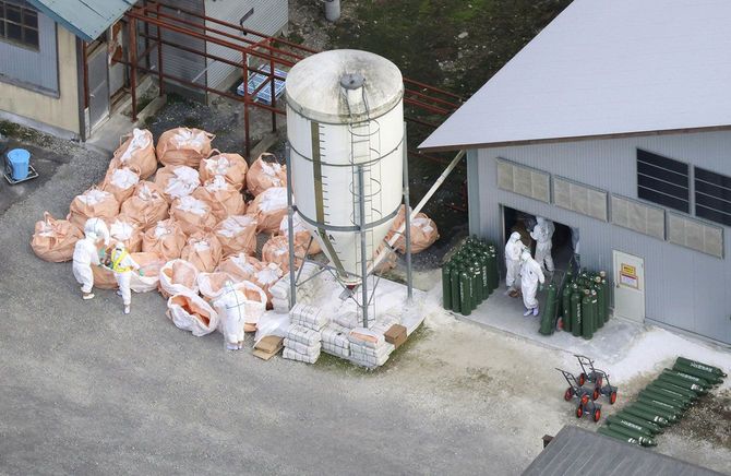 鳥インフルエンザの陽性が確認された北海道白老町の養鶏場=2025年10月22日(共同通信社ヘリから)