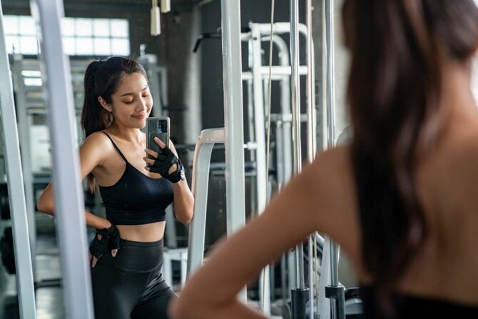 フィットネスジムでエクササイズをしながら自分撮り