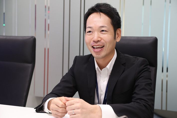 大出さんは2019年、シンガポールのWCSに異動。「結果の差は行動量の差」をモットーに、運用以外の仕事では移住のサポートや子供の学校探し、グルメ情報やゴルフの付き合いまで「尽くして尽くして尽くします」