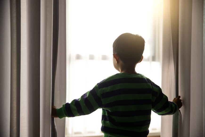 カーテンを開ける男の子