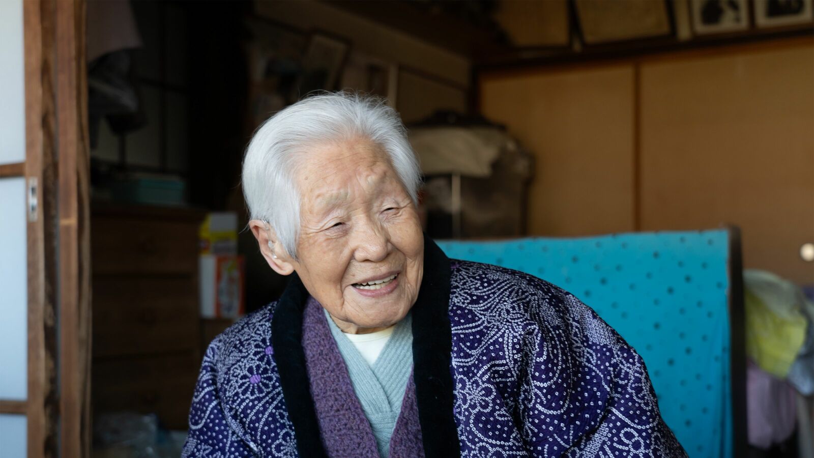 足に重りを付けて上げて下ろしてを1000回…｢107歳の現役理容師｣が続ける驚きの筋トレ内容と心の支え ｢今も夫が戻ってくるのではないかという希望がある｣