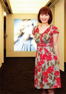 「中国出身ですが、“日本可愛い”が大好きです」<br>
<strong>コーセー国際事業部国際営業一課 梅谷ゆき</strong>●age40。北京大学を卒業後、立教大学に留学を経て現職。最近、横浜にマンションを購入。「服を選ぶとき、私は本当に男性は全然意識していないですね。自分が一番合う服、自分のよさを一番出してくれる服を選びます」。この日のワンピースはワールドが展開する“働く女性のスイートブランド”Sunauna。