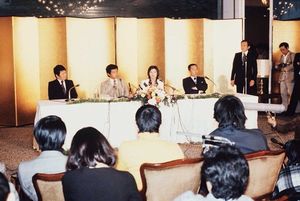 山口百恵の育ての親として、婚約会見にも列席した堀威夫氏。