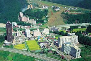 バブル崩壊で廃墟化した越後湯沢のリゾートマンション。