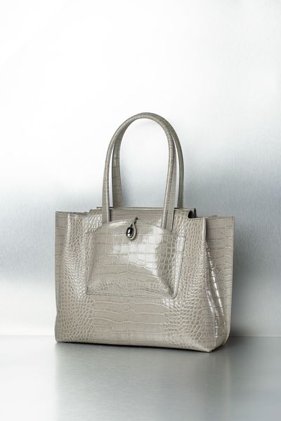 「プレジデント ウーマン」×「トフ＆ロードストーン」のコラボバッグ“Awesome”。大好評の末、ついに第2弾の発売が決定！　軽さ、大容量、マグネット式開閉などの人気ポイントはそのままに、上質さと高級感がより一層増したクロコ型押しレザーで登場します！クロコのリッチ感も、グレージュカラーなら軽やかで上品に。バッグ［29×40×14cm］5万9400円／トフ＆ロードストーン（T＆L）