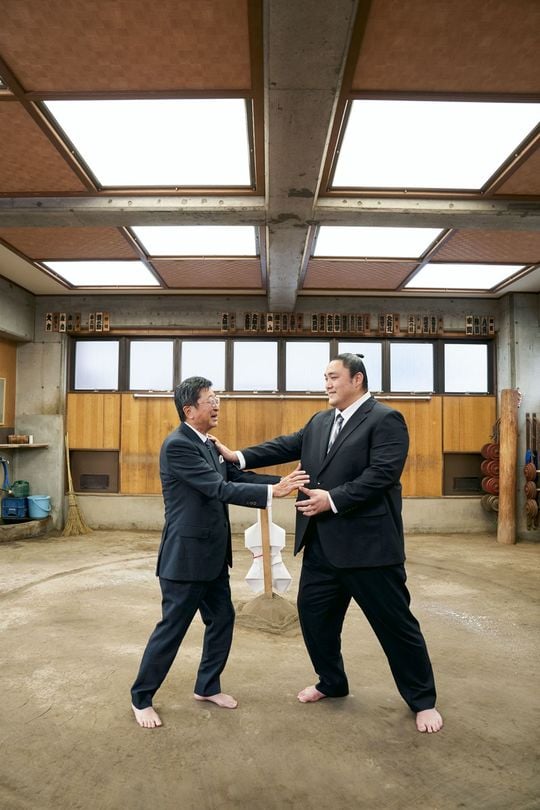 鳥取大学医学部附属病院の原田省病院長(左)君ヶ濱親方(右)