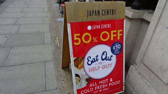 英国の外食喚起策「Eat-Out-to-Help-Out」の看板