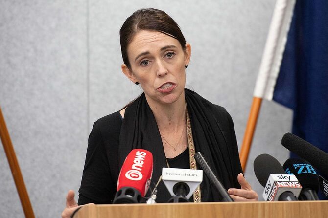 銃乱射事件の現場となったニュージーランドのクライストチャーチで記者会見に臨むアーダーン首相