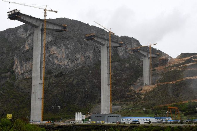 モンテネグロの首都ポドゴリツァの北にあるビオチェ村の近くで、中国の大手国有企業が建設を進めている＝2019年4月8日