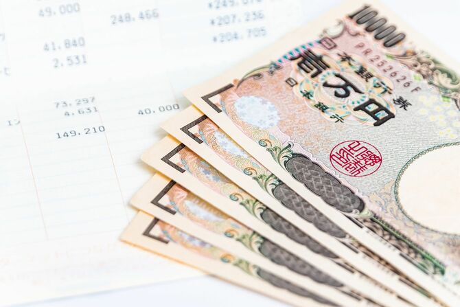 預金通帳と一万円札