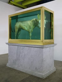 <strong>「The Golden Calf」 Damien Hirst</strong><br>(本体のサイズ/215.4×320×137.2 cm)<br>・落札予想価格:£8,000,000-£12,000,000<br>・落札価格:£10,345,250