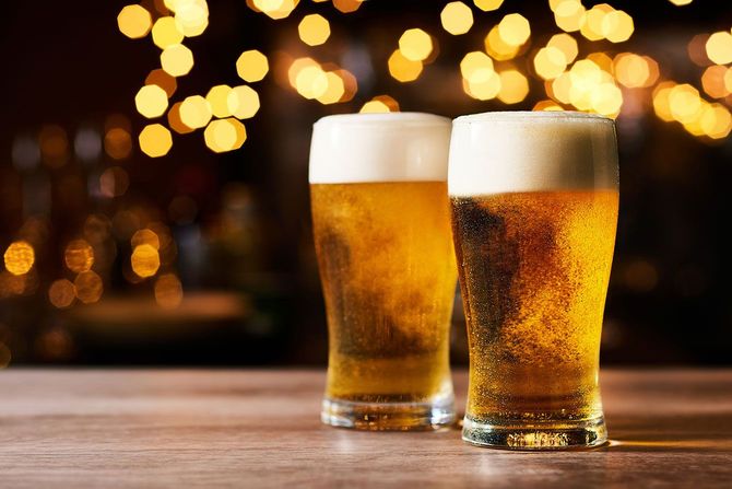 バーのカウンターに置かれた2杯の生ビール