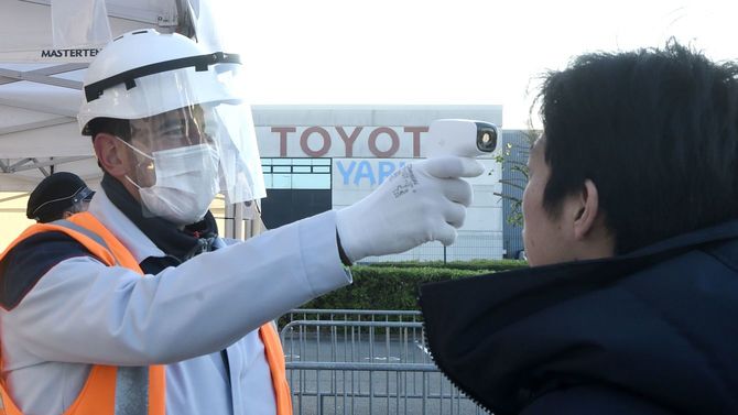 作業の前に従業員の検温を行うフランスのトヨタ工場=2020年4月21日