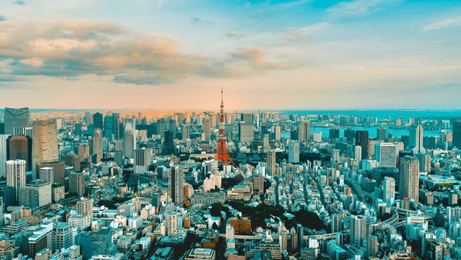 夜明けの東京の街並み
