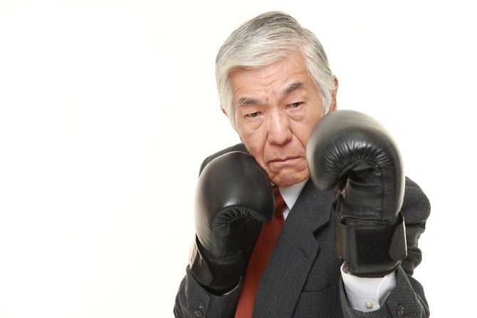 グローブをつけてファイティングポーズをとる日本人シニア男性