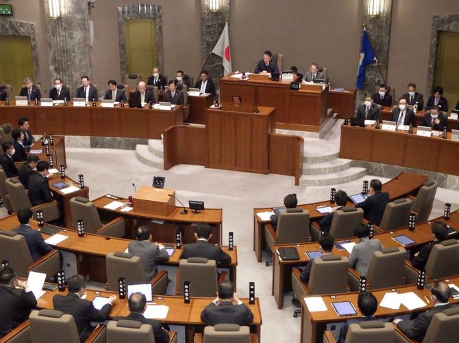 静岡県議会本会議で川勝知事に「不適切発言」訂正の決議案を読み上げた中沢議長