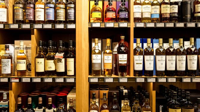 ロンドン市内の高級な酒店の棚に並ぶ、さまざまな銘柄のシングルモルトスコッチウイスキー。