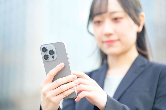 オフィス街でスマホを使用している女性