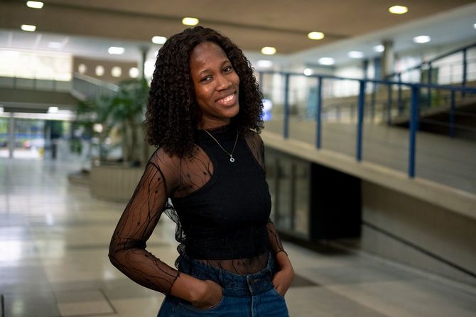 留学中のサンパウロ大学経済学部校舎で第9期奨学生のニネ・マーラ・サーさん