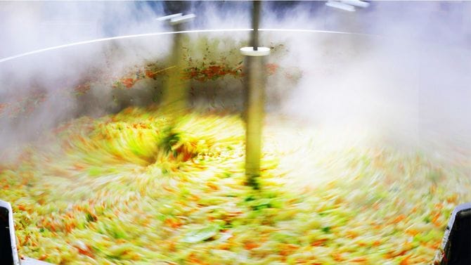 700Lの直火釜を使い、20分で高温調理されている