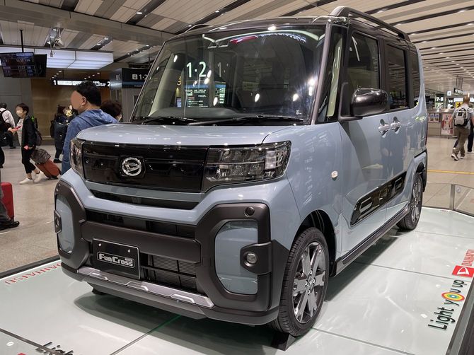 5BA-LA650S-GBQZ型ダイハツ・タント ファンクロスターボ2WDをフロントから撮影