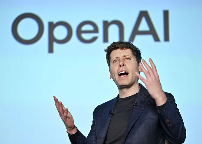 企業向けイベントに登壇した米オープンAIのサム・アルトマンCEO=2025年2月、東京都内