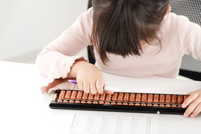 そろばんをはじく子ども