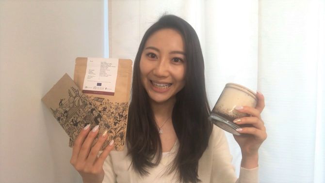 清水優紀さん。手にしているのは、支援しているインドネシアの団体su-re.coのコーヒーやキャンドル