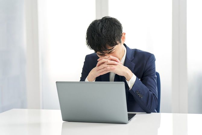 困っているビジネスマン