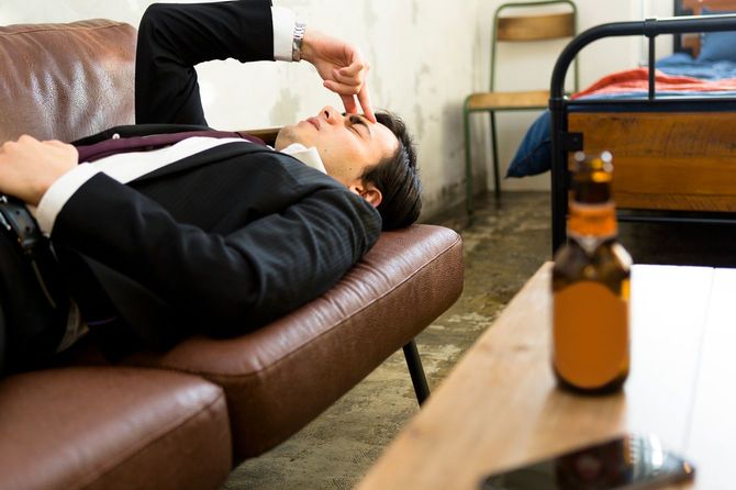 ソファで寝ている男性