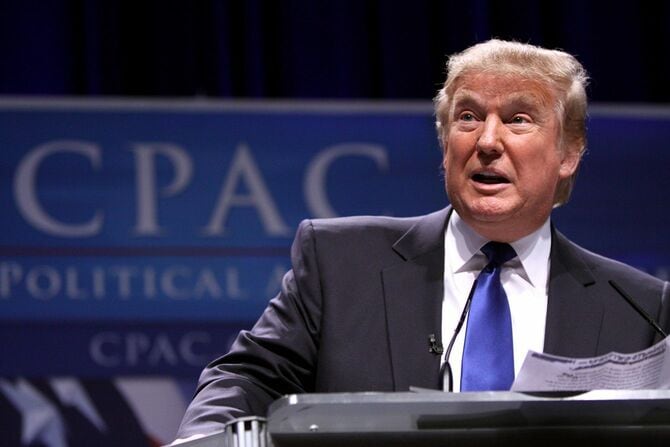 ワシントンD.C.で開催されたCPAC 2011で講演するドナルド・トランプ氏