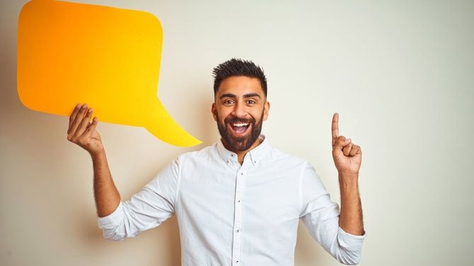 吹き出しを手にする男性