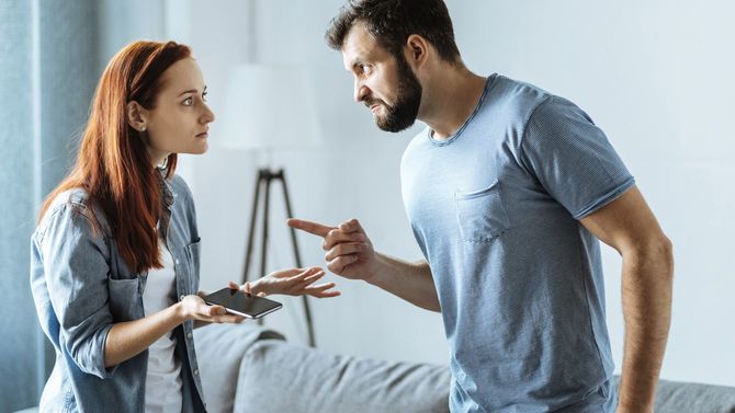 お前が間違っている!と妻を指さし怒りに満ちている夫