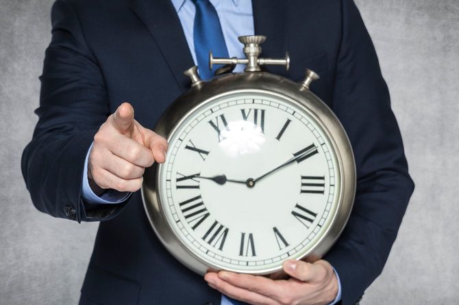 時計とビジネスパーソン